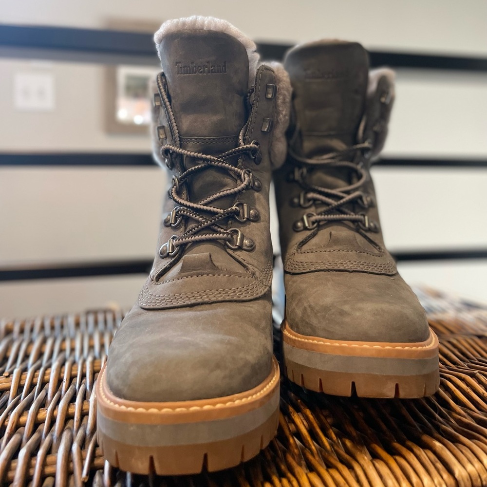 *LIKE NEW* - Women’s Size 6 - Timberland Women’s Courmayeur Boots